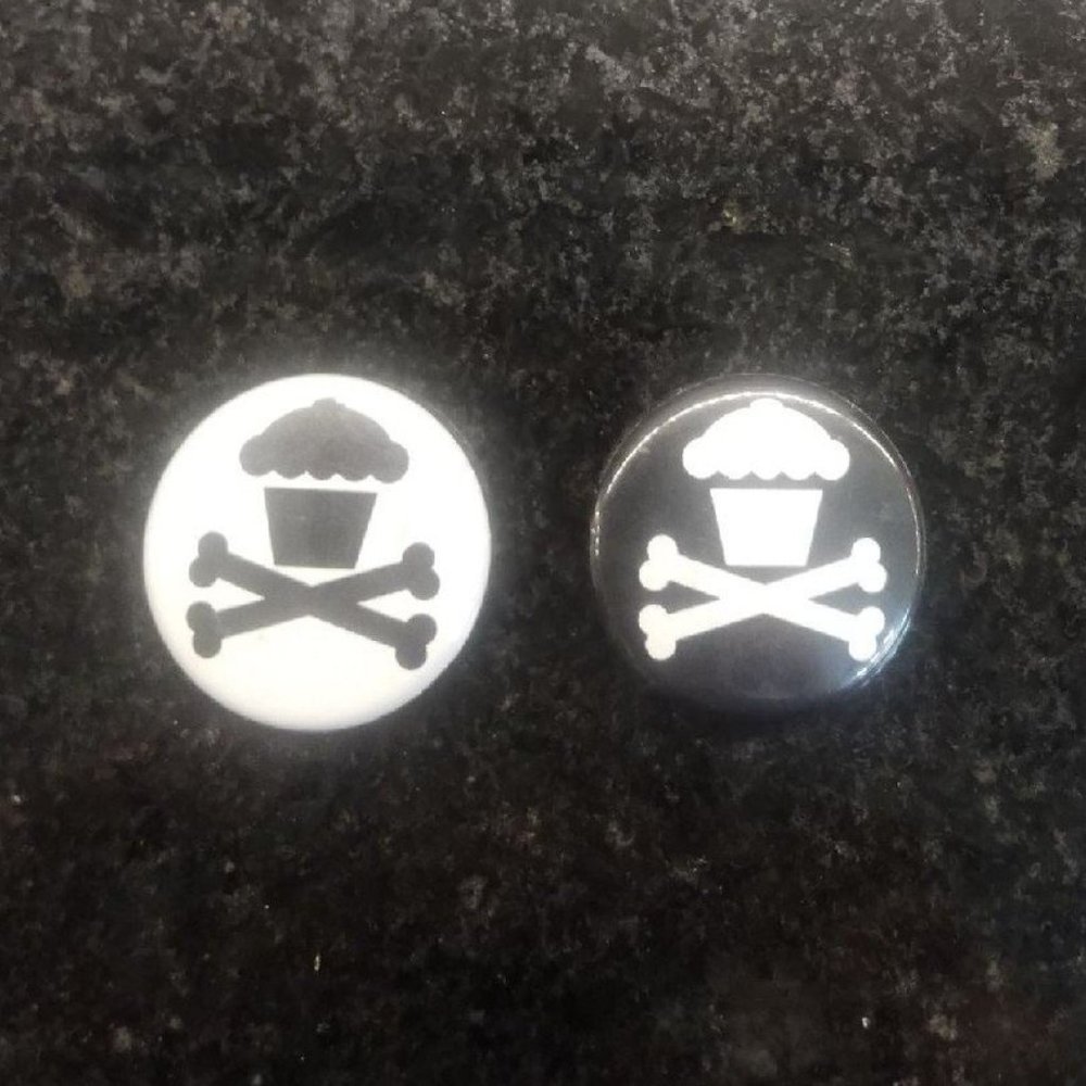 JOHNNY CUPCAKES FIRST GEN MINI PIN SET BLACK AND WHITE CROSSBONES RARE COLLECT